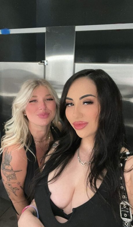 yourfutureexwifey star naked pictures