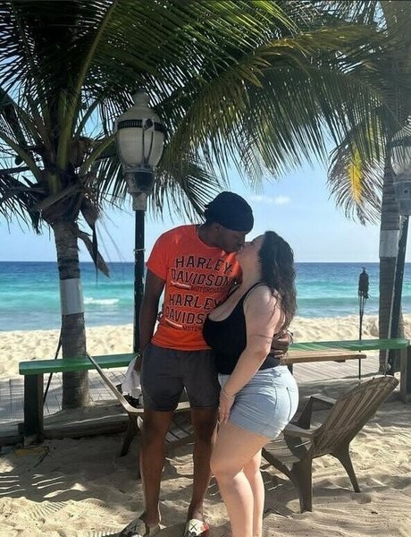 Huda Style nudes model pic