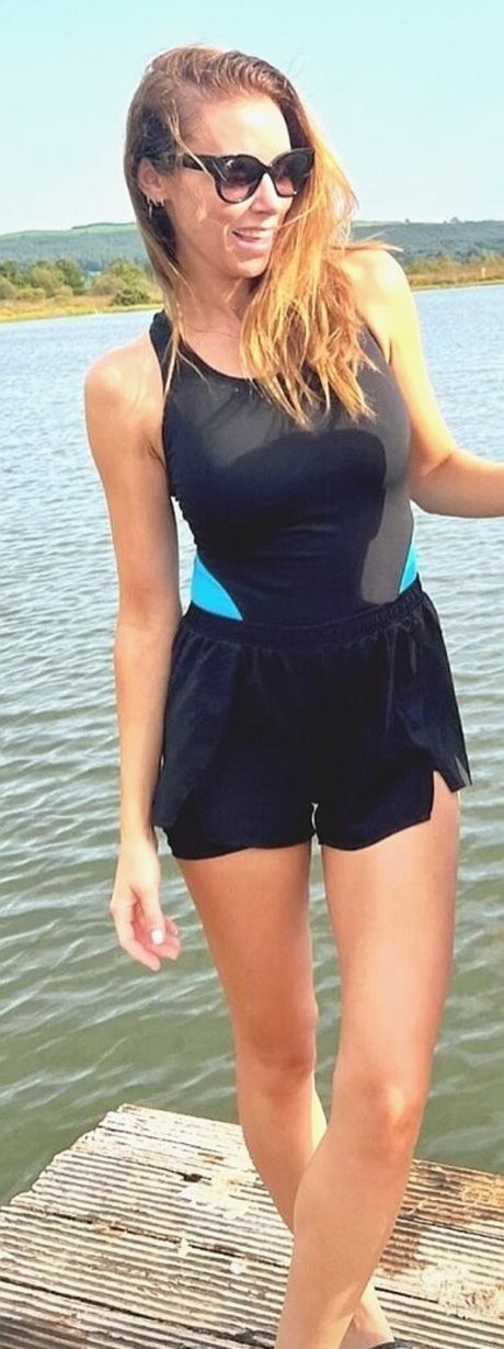 Una Healy nice actress photo