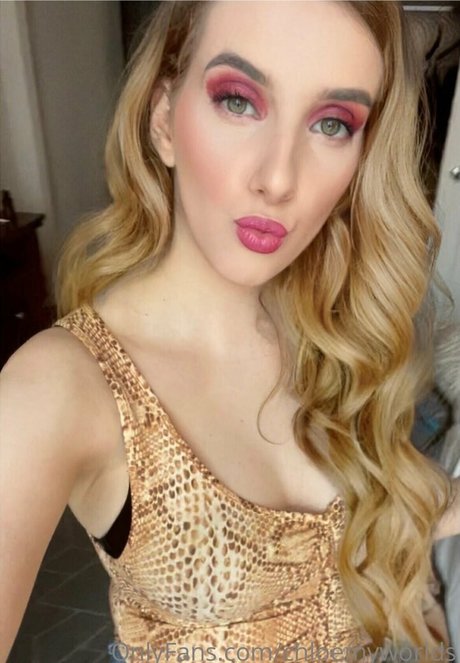 anniechloesworld erotic model picture