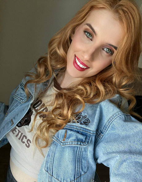 anniechloesworld nudes star pic