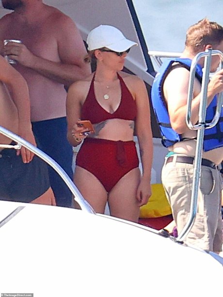 Scarlett Johansson star pornographic photo