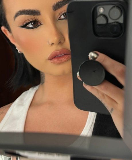 Demi Lovato model top photo