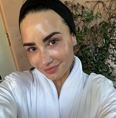 Demi Lovato beautiful model img