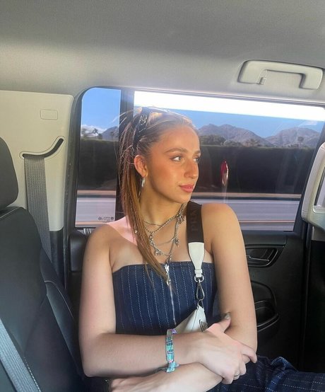 Tate McRae model nudes image