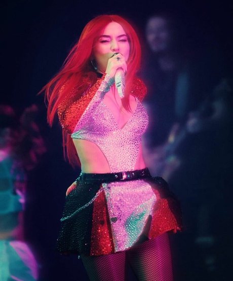 blonde babe onlyfans sexy photo