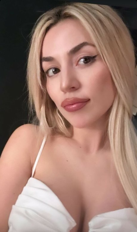 Ava Max nude pornstar pictures