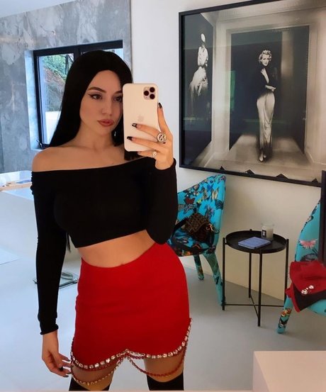 Ava Max model art picture