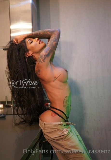 sweetlaurasaenz erotic model pic
