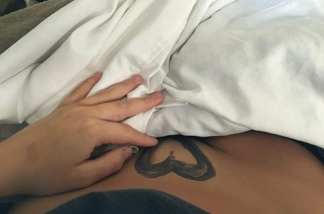 littleminxbella nude model images