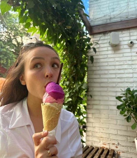 Larissa Manoela sexy model images