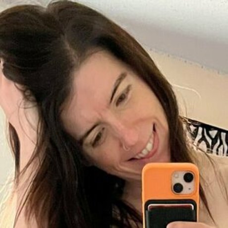 bustyciara free erotic model image