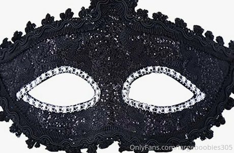 largeboobies305 art model picture