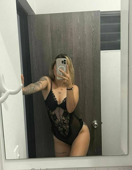 camil0530 model erotic image