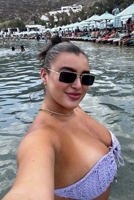 Kalani Hilliker nudes model photo