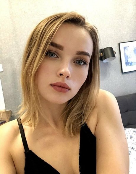 mysterious kris free model pics