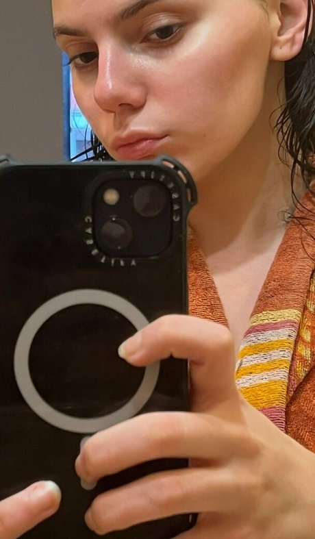 Dafne Keen model art archive