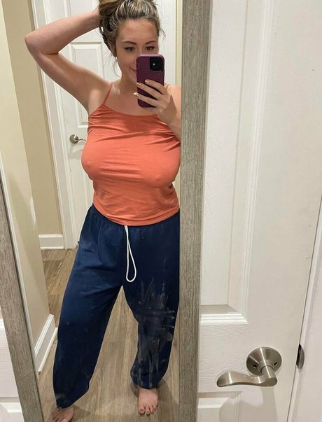 Momdd98 model erotic photos