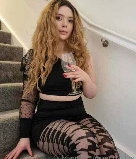 nylon lily free naked star img