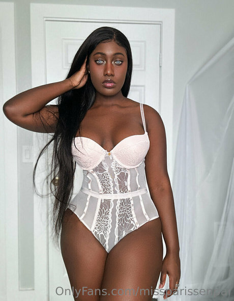 Paris Senpai naked model img