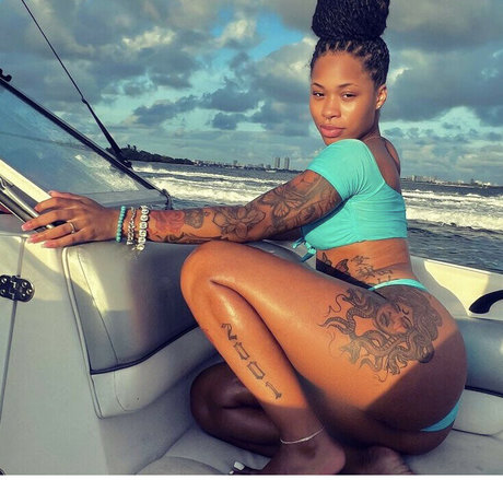 Official liyahhh model pretty photo