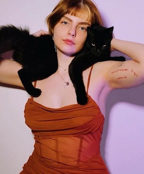 Triz Pariz exclusive actress galleries