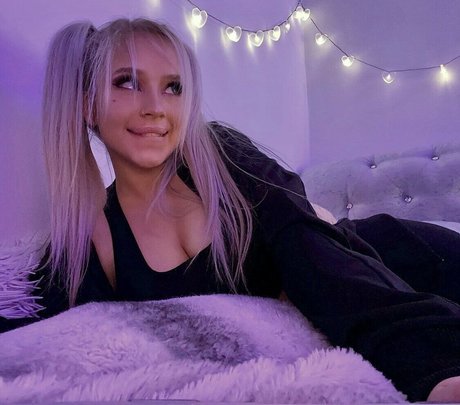 Decadex art model pic