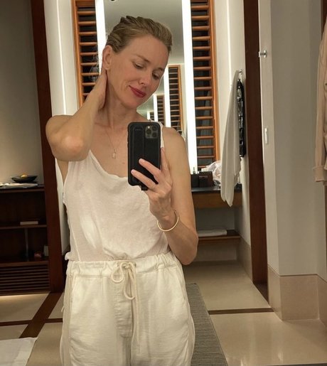 Naomi Watts star high quality pictures