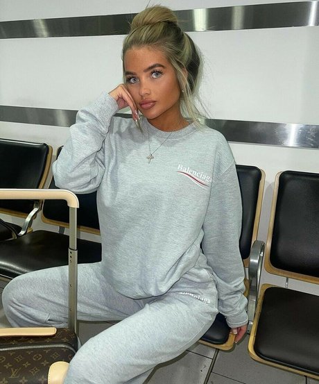 Mia Woodhall model pretty archive