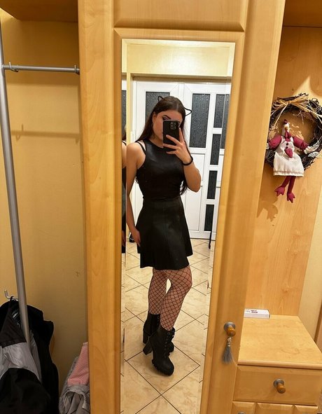 yaasemiin nudes model gallery