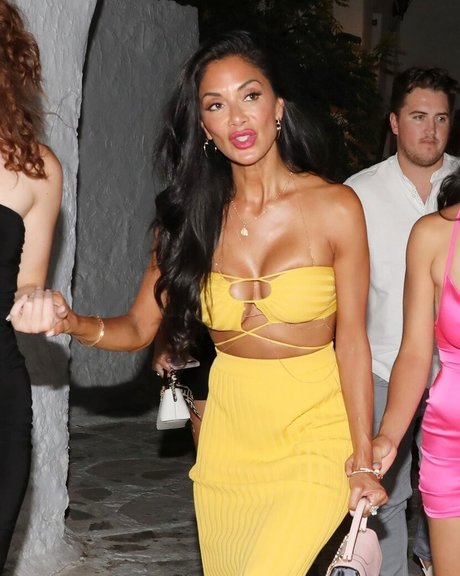 flat chested onlyfans pornos picture