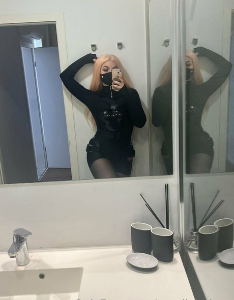 Aurelia Baker model pretty galleries