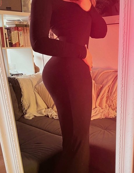 Aurelia Baker pretty actress photo