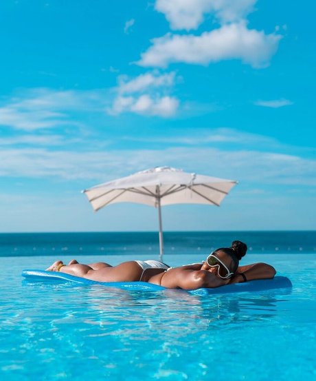 huge fake tits onlyfans sexy nudes pics