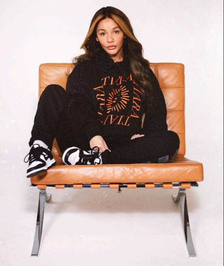 Chelsea Healey model high quality img