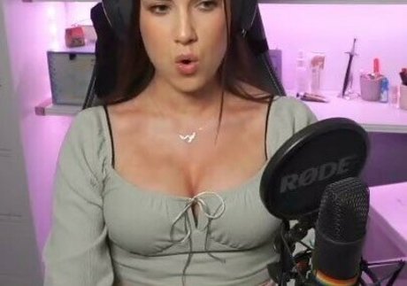 yabbe sexy star image