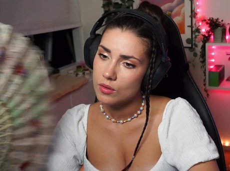 yabbe naked star image