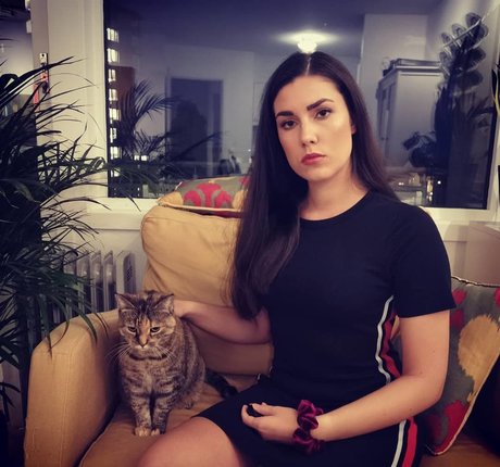 yabbe model nude picture