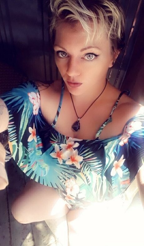 theamputeebitch model erotic gallery