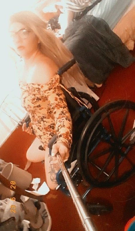 theamputeebitch top model images