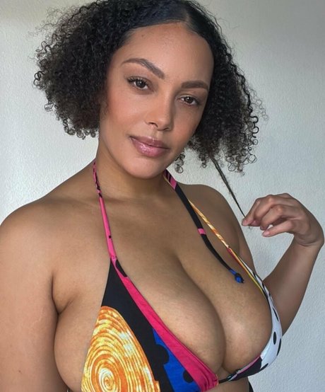 famousaria pornstar pretty image