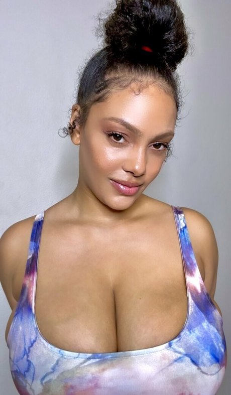 famousaria art star photo