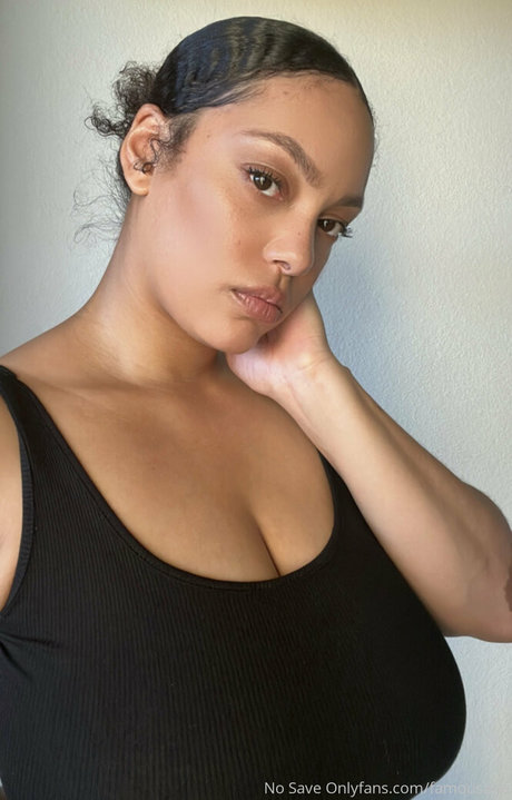 famousaria erotic model photos