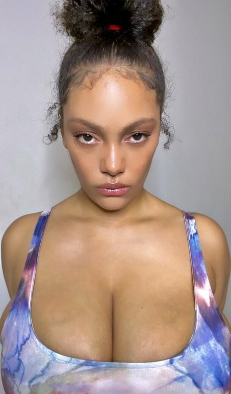 famousaria model sexy galleries