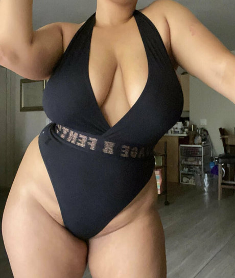 famousaria nude actress photo