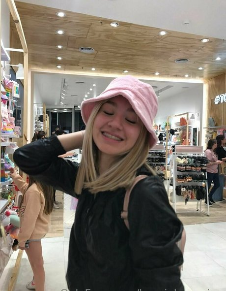 kayciebrowning hot model img