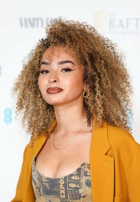 Ella Eyre star sexy image