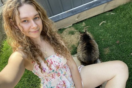 RoxyTall hot actress image