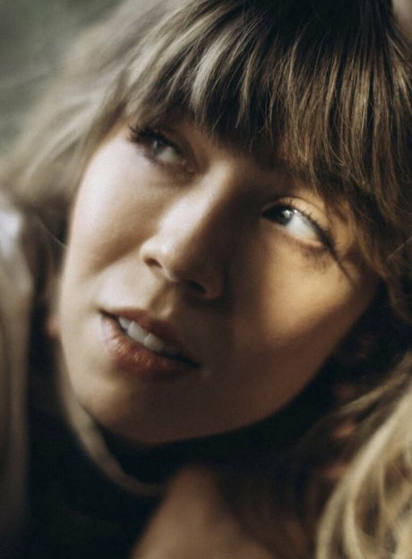 Jennette McCurdy beautiful model img