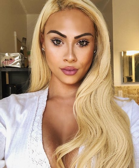 Angela Vanity beautiful model image